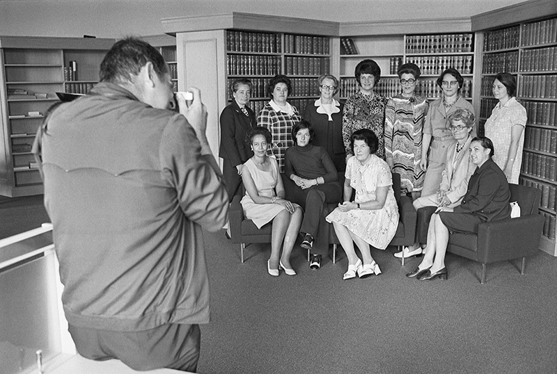 Foto der ersten zwölf Nationalrätinnen in der Schweiz