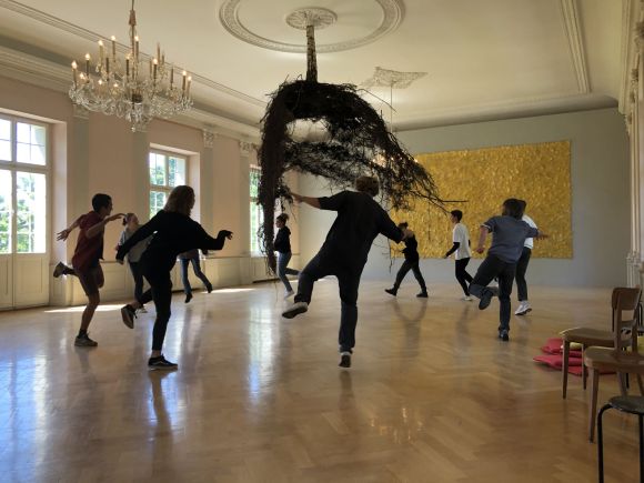 Schülerinnen und Schüler machen eine Performance im Kunsthaus Zofingen