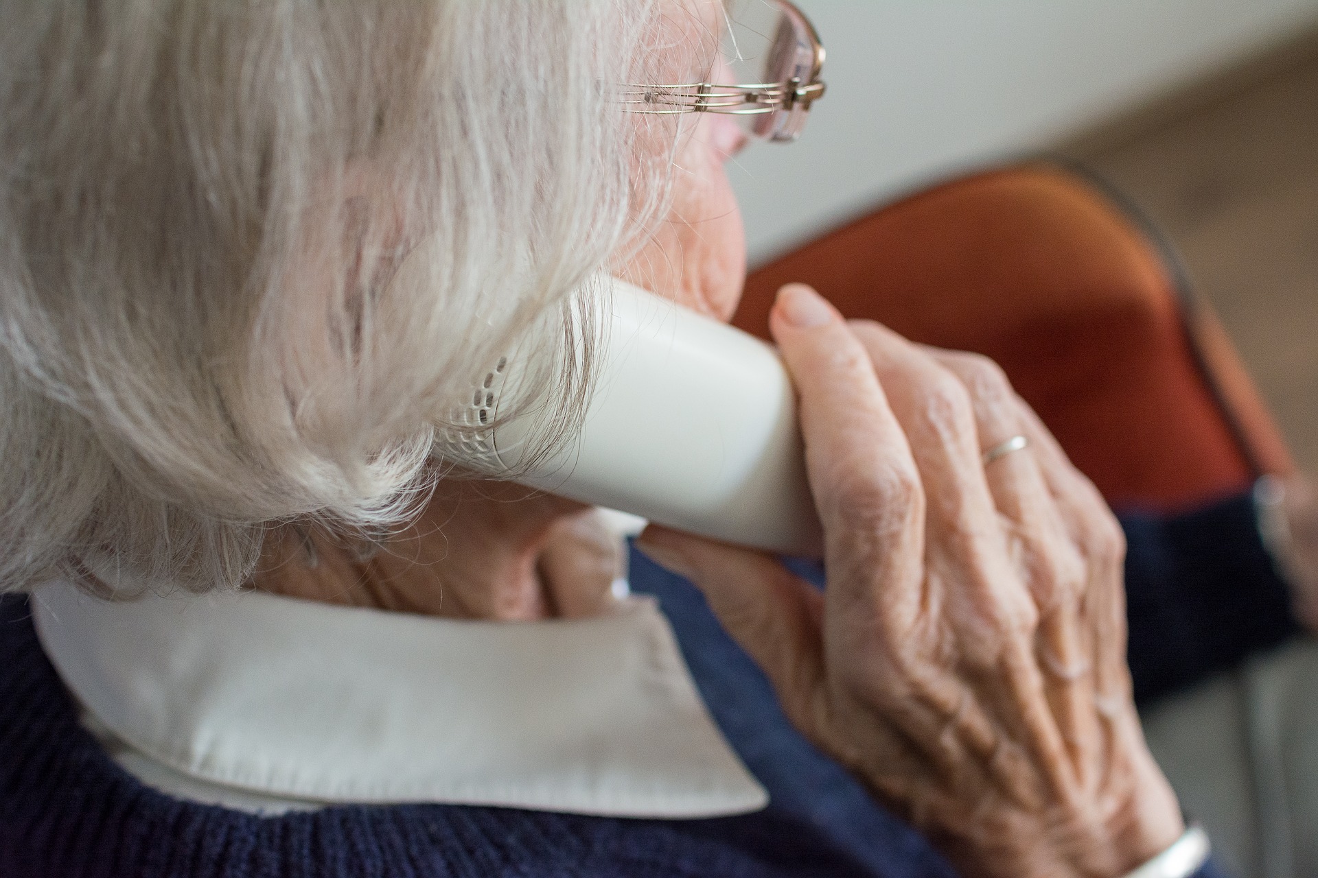 Symbolbild mit einer Seniorin, die telefoniert