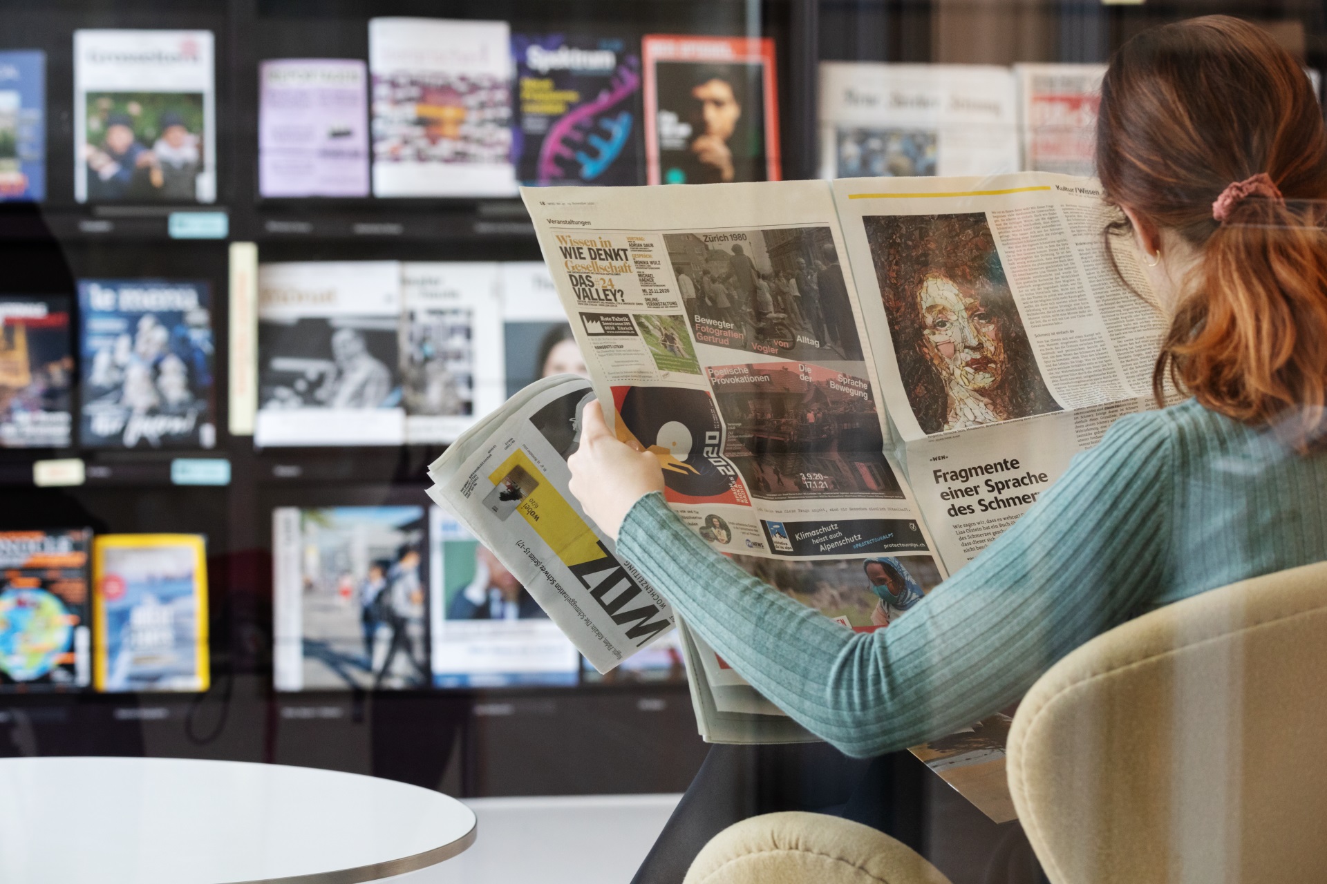 Foto der Zeitschriftenecke in der Kantonsbibliothek mit Frau, die Zeitung liest.