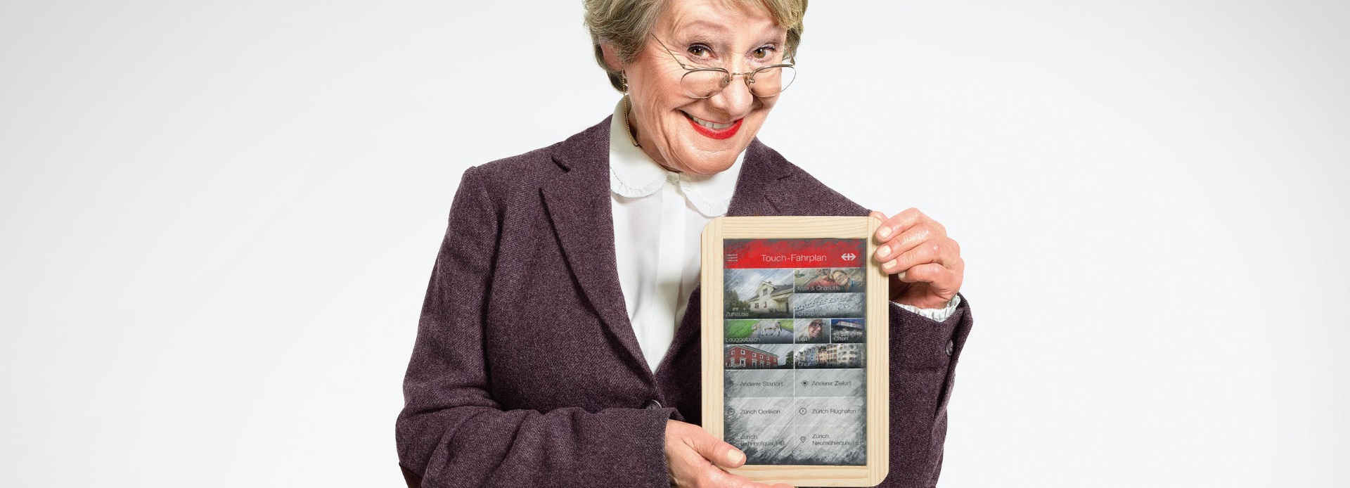 Symbolbild mit Frau, die Tablet mit SBB Mobile App hält