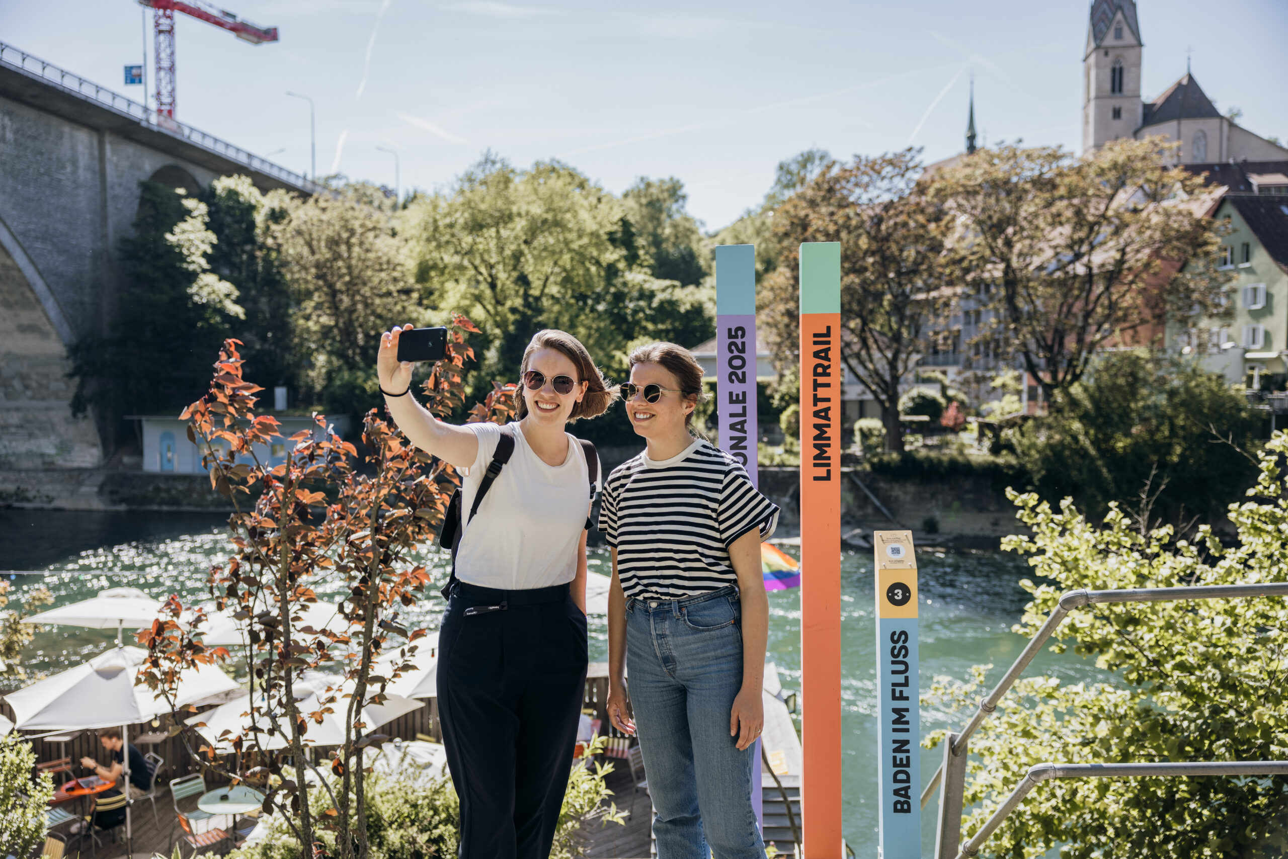 zwei junge Frauen machen ein Selfie auf dem Limmattrail