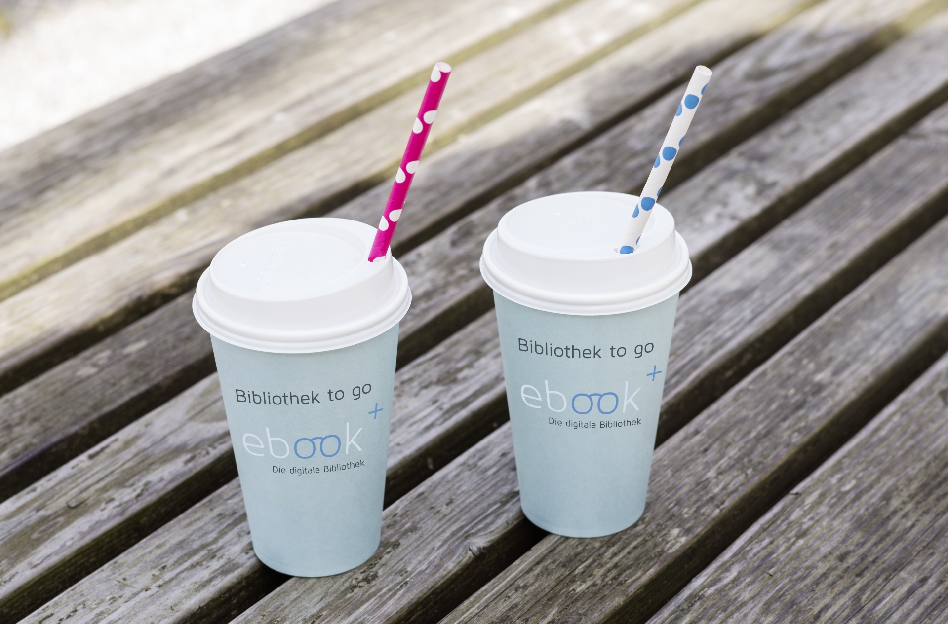 Zwei Coffee to Go Becher mit dem ebookplus-Logo