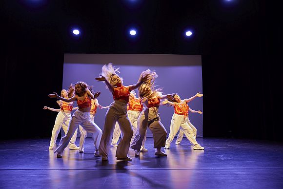 Junge Frauen tanzen auf einer Bühne