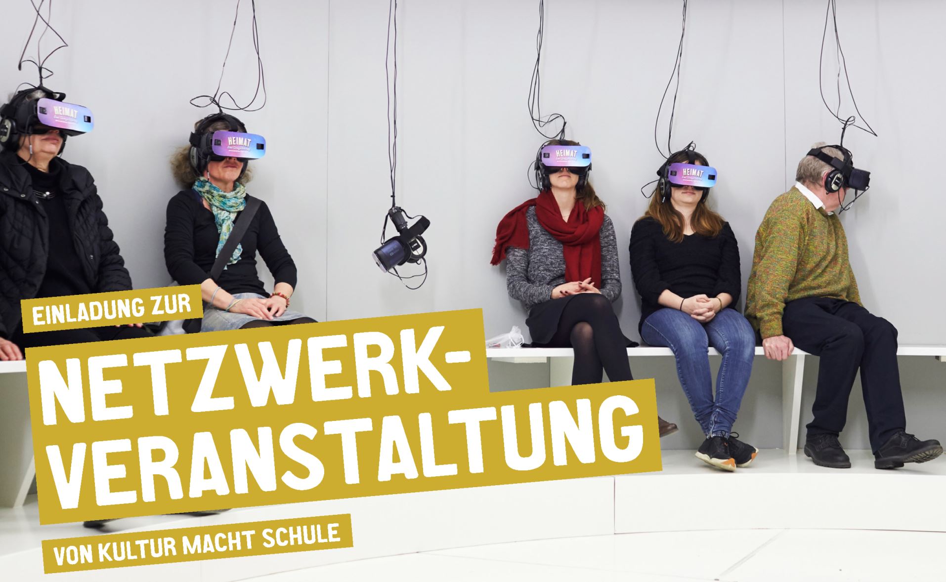 gelbes Plakat des Netzwerktreffens, im Bild Personen mit virtual reality Brillen