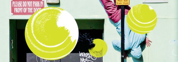 Drei gelbe Kresie auf grafischem grünen Hintergrund