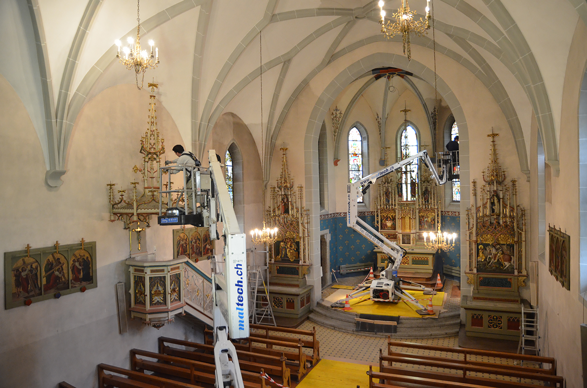 Zuzgen, römisch-katholische Pfarrkirche St. Georg, Baustelle während der Trockenreinigung 2019