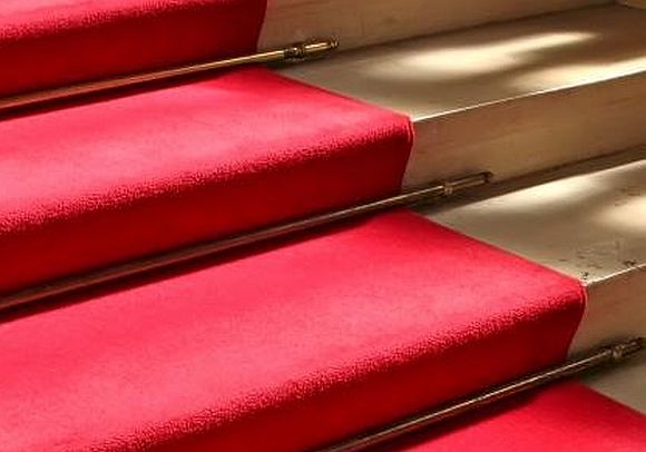 Treppenausschnit mit roten Teppich belegt