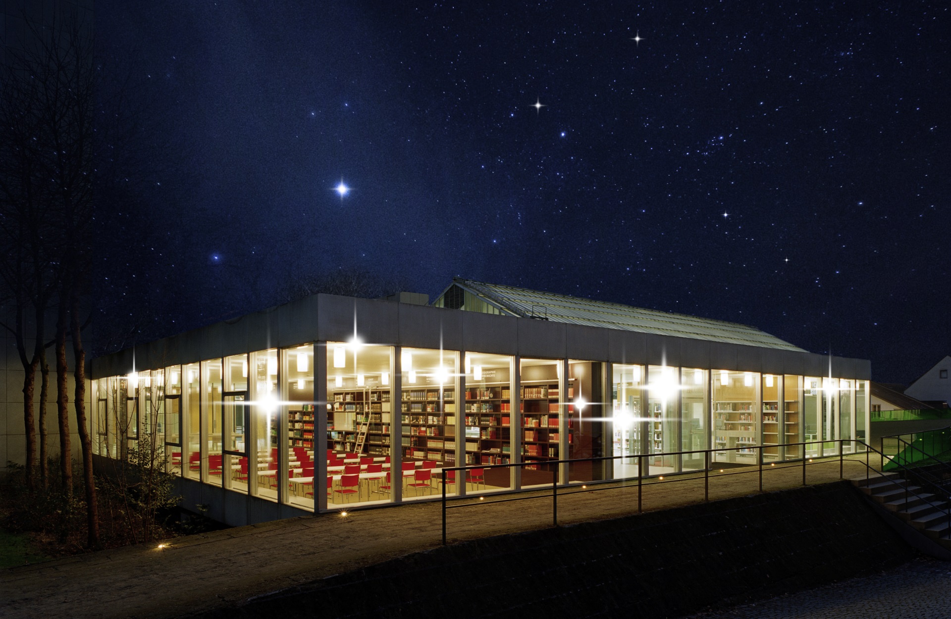 Foto der Kantonsbibliothek bei Nacht