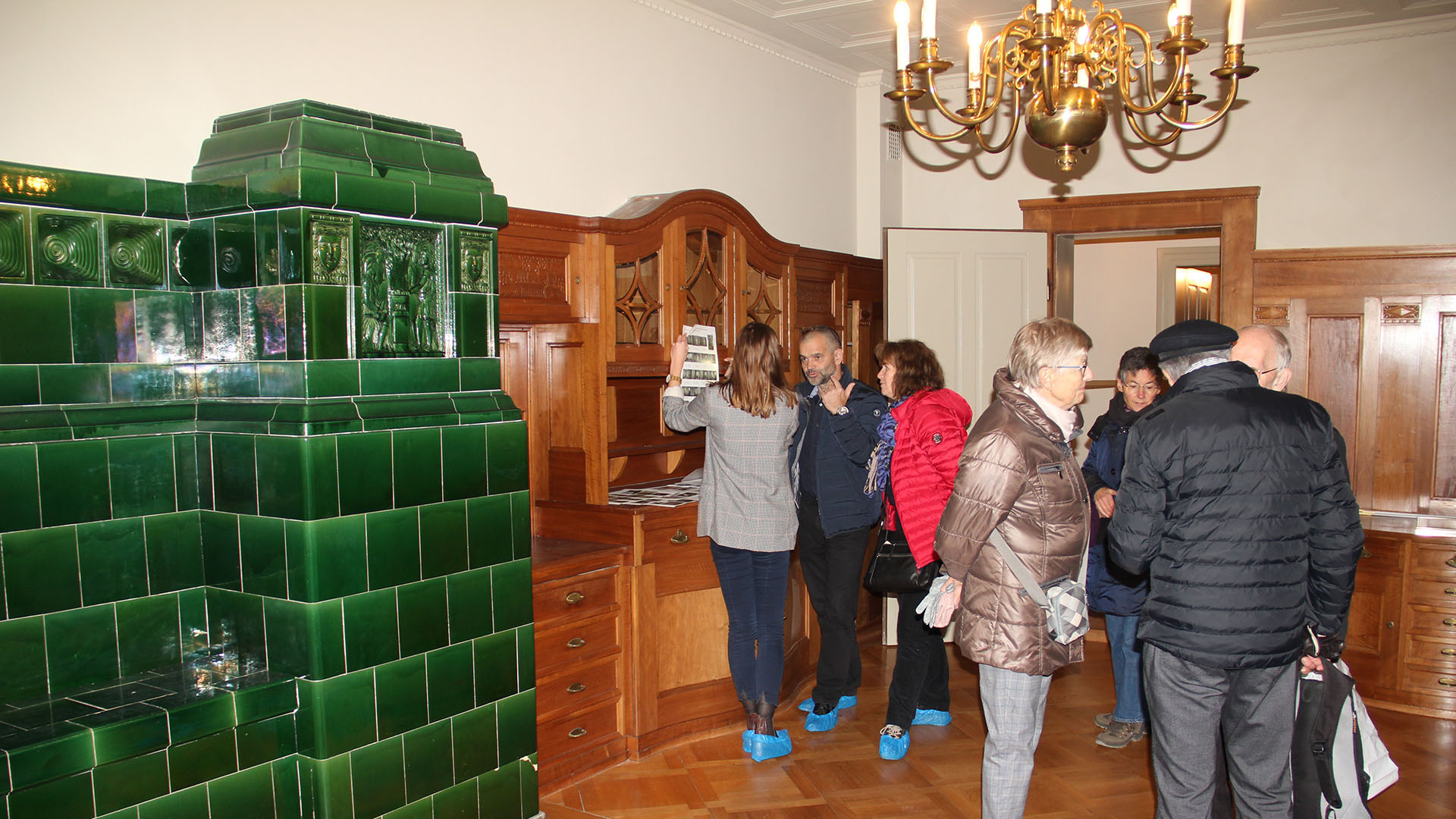 Interessierte Besucherinnen und Besucher im Säulenhaus. 