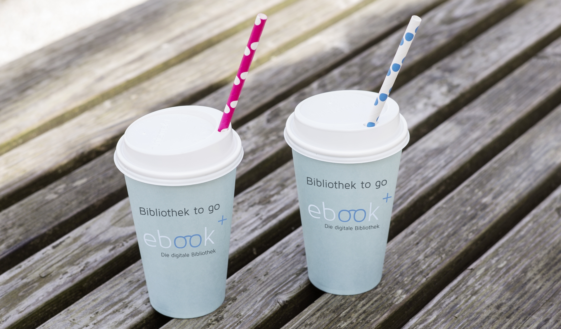 Symbolbild mit ebookplus-Kaffeebechern
