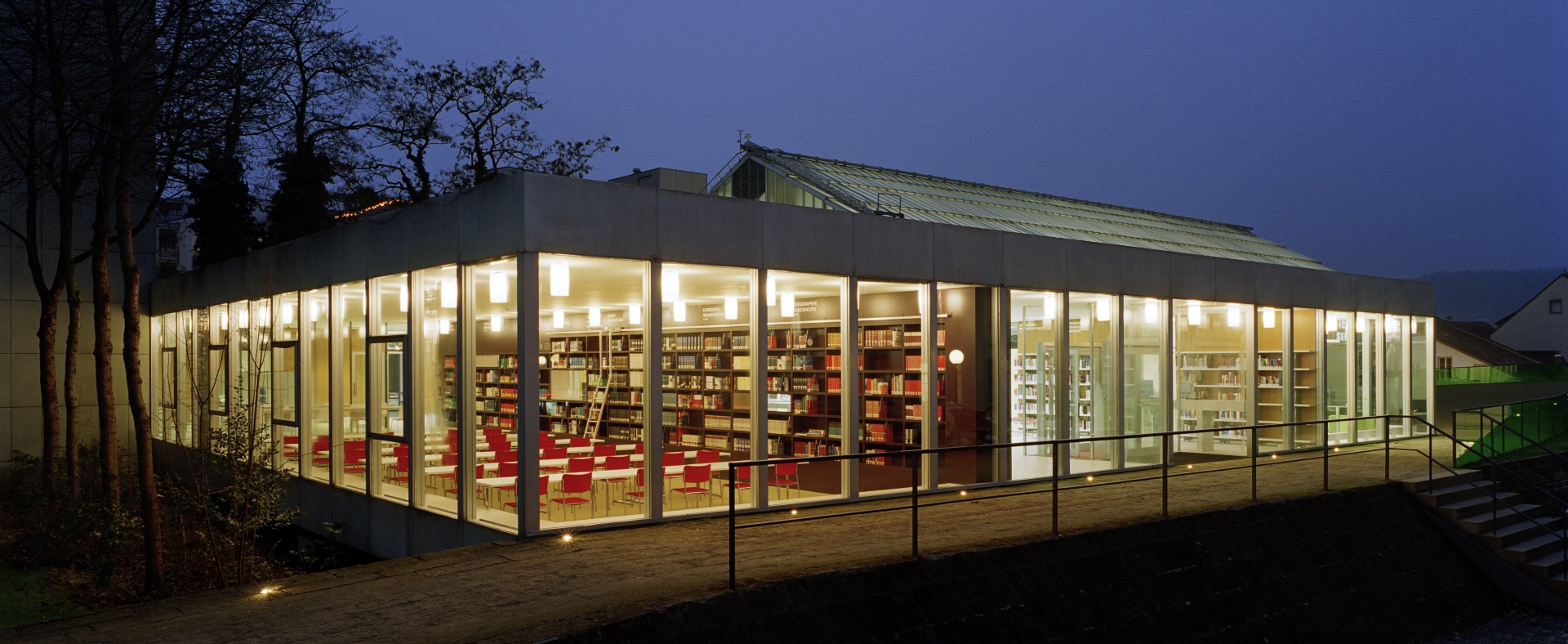 Foto der Kantonsbibliothek bei Nacht