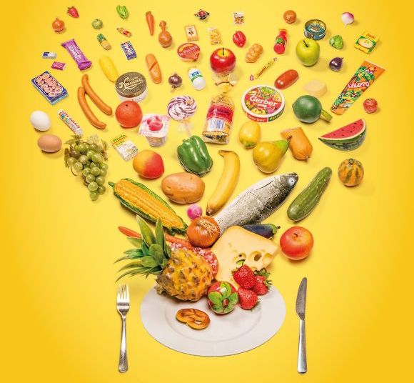 Gelbes Plakat mit Esswaren abgebildet