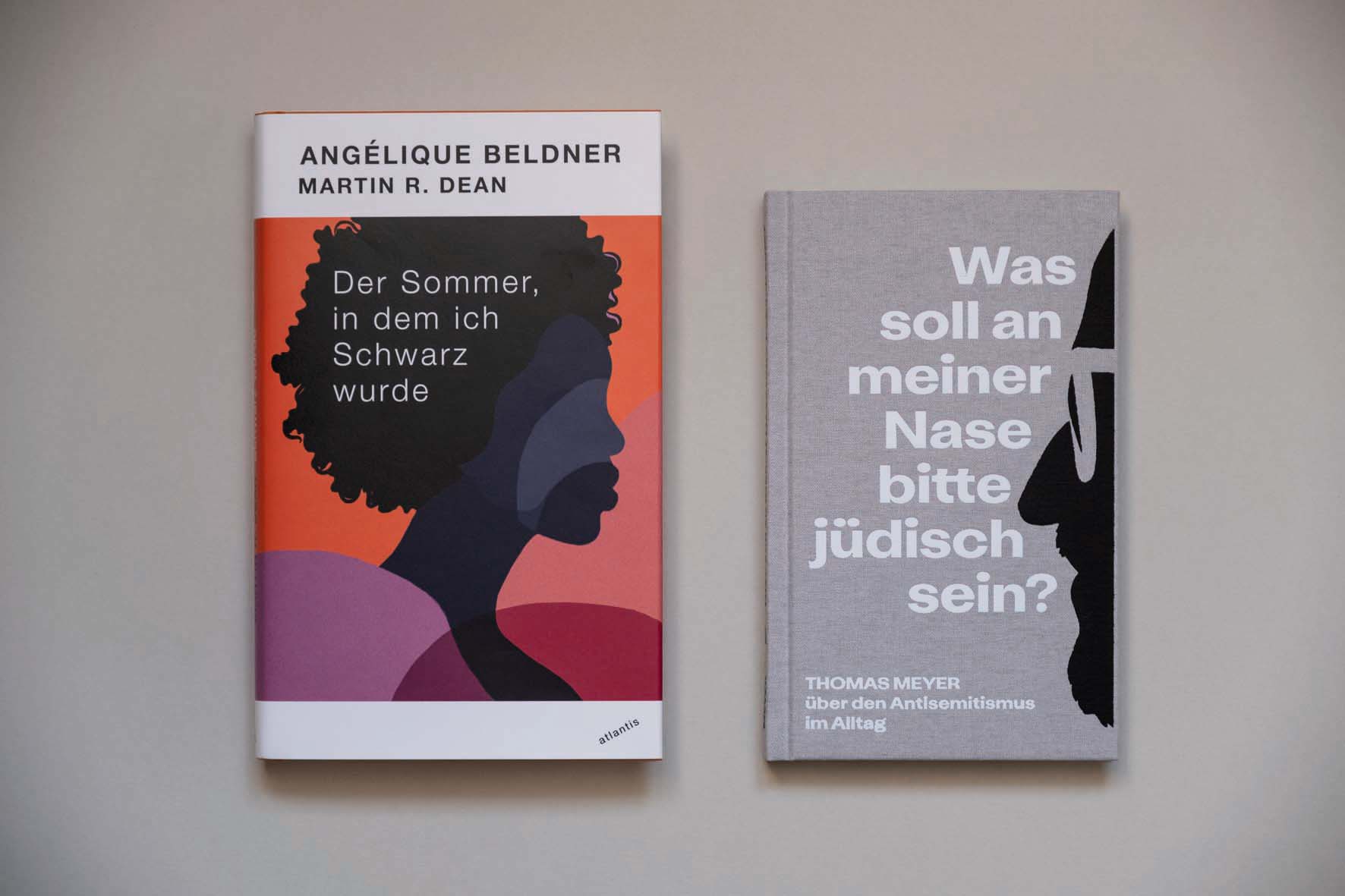 Foto der Bücher "Der Sommer, in dem ich Schwarz wurde" und "Was soll an meiner Nase bitte jüdisch sein"