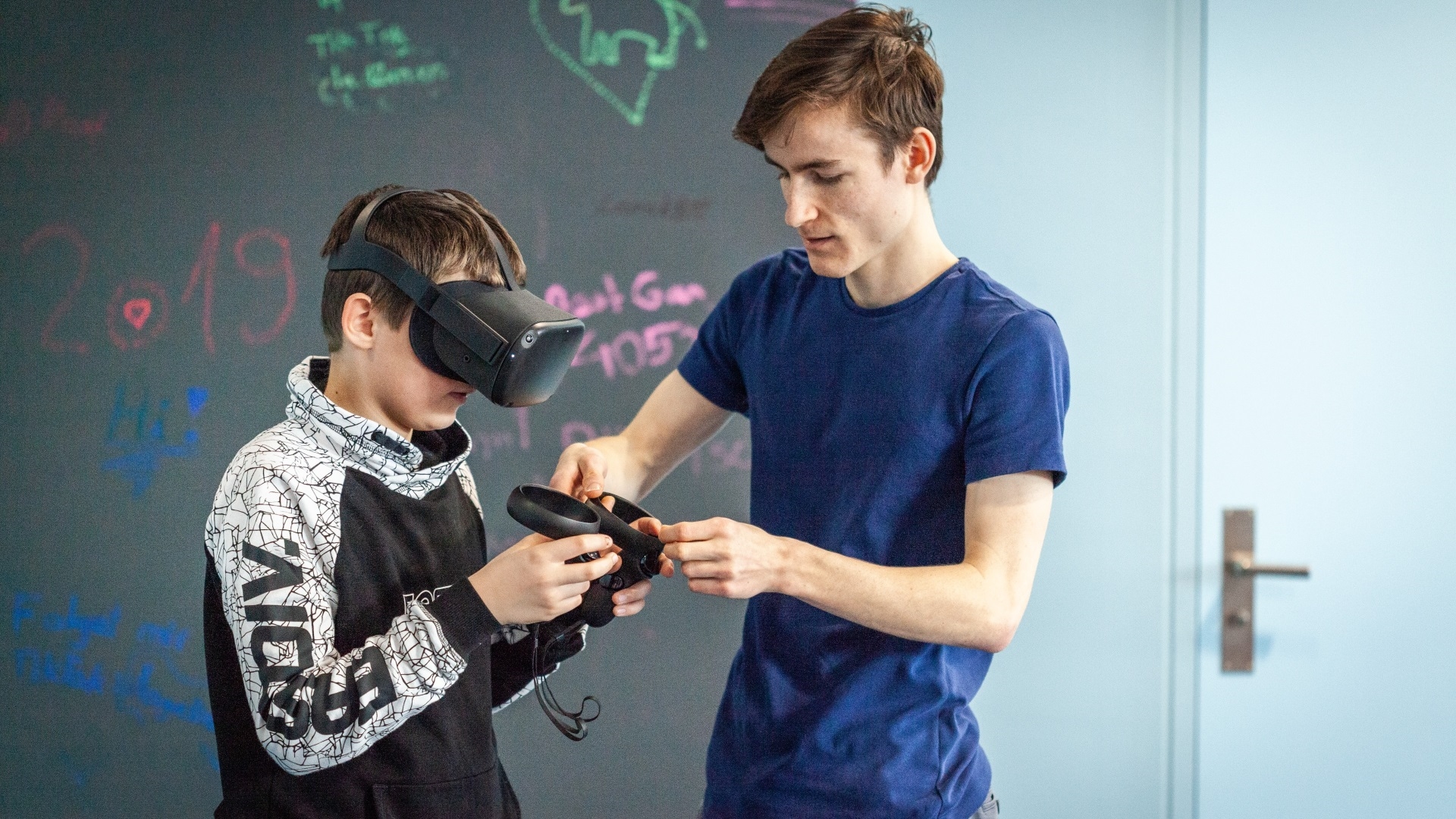 Foto von zwei Jugendlichen mit VR-Brillen